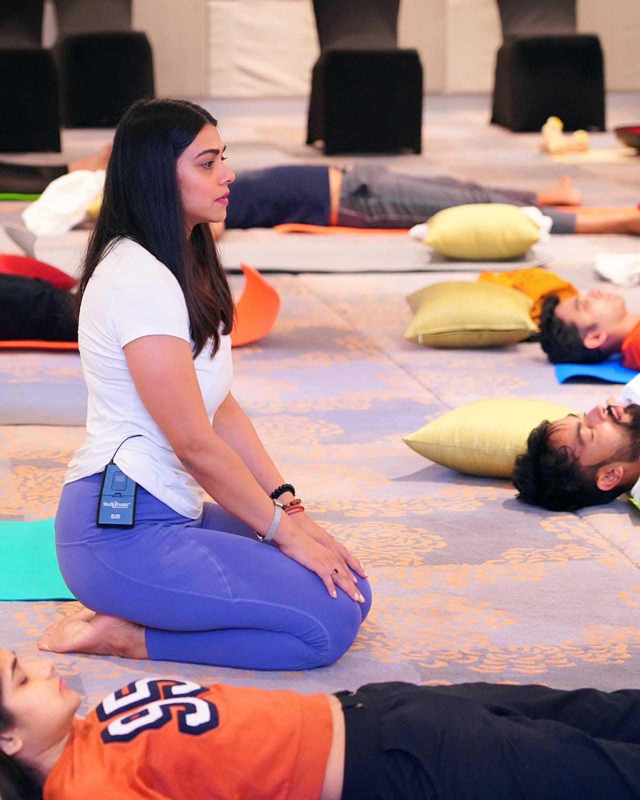Guiding a group relaxation with participants lying on mats