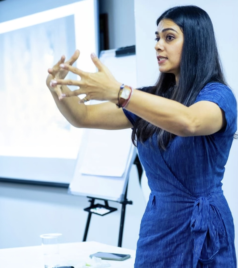 Explaining a concept with expressive hand gestures
