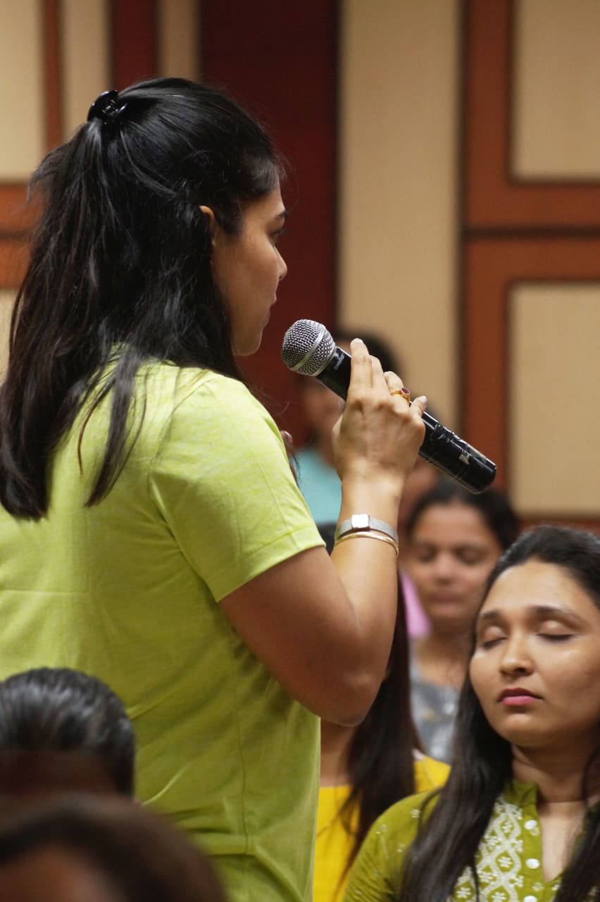 Leading a guided session while participants close their eyes