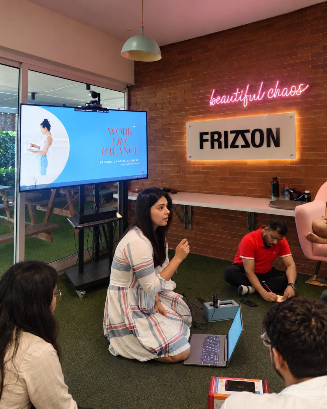 Floor-seated workshop session at Frizon